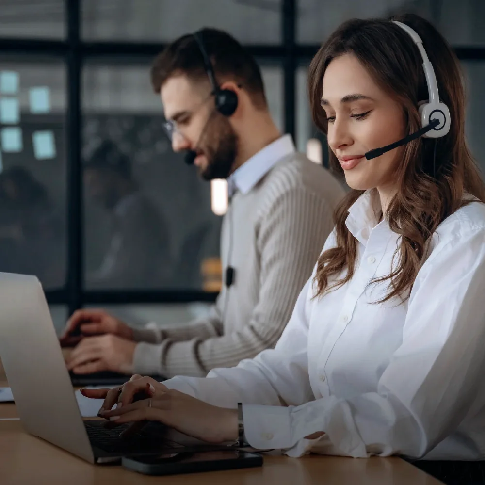 Equipo de atención al cliente listo para ayudarle